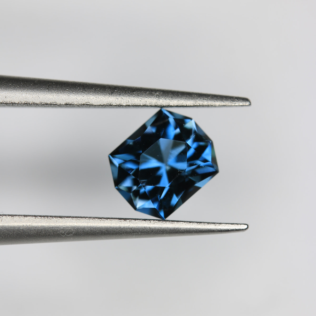 0.65ct Topaz London Blue - alternate view 2