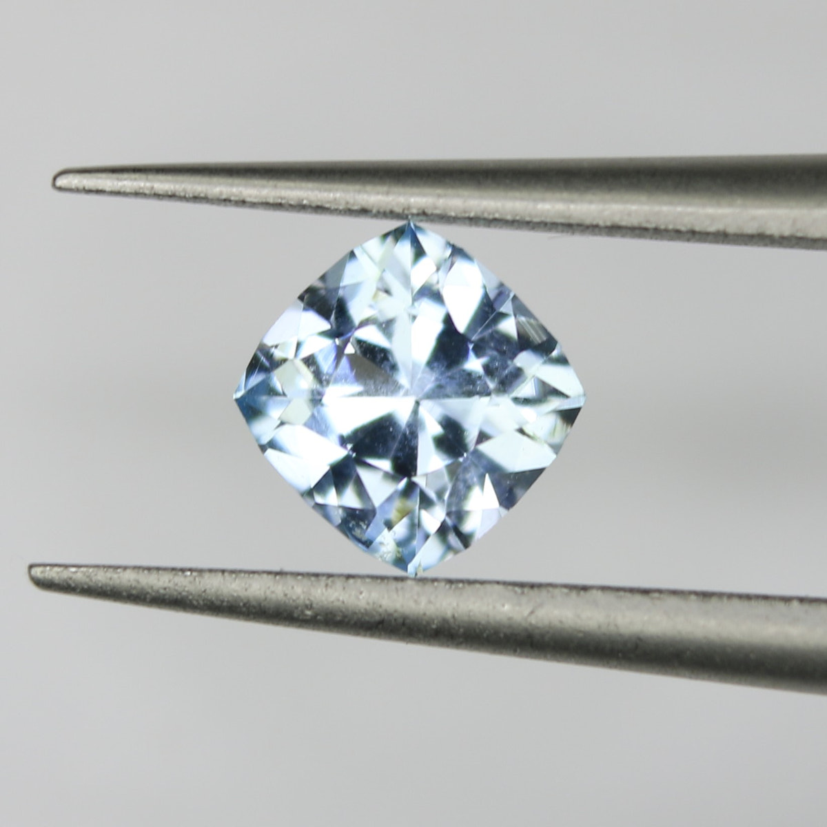 0.7ct Topaz Sky blue - alternate view 3