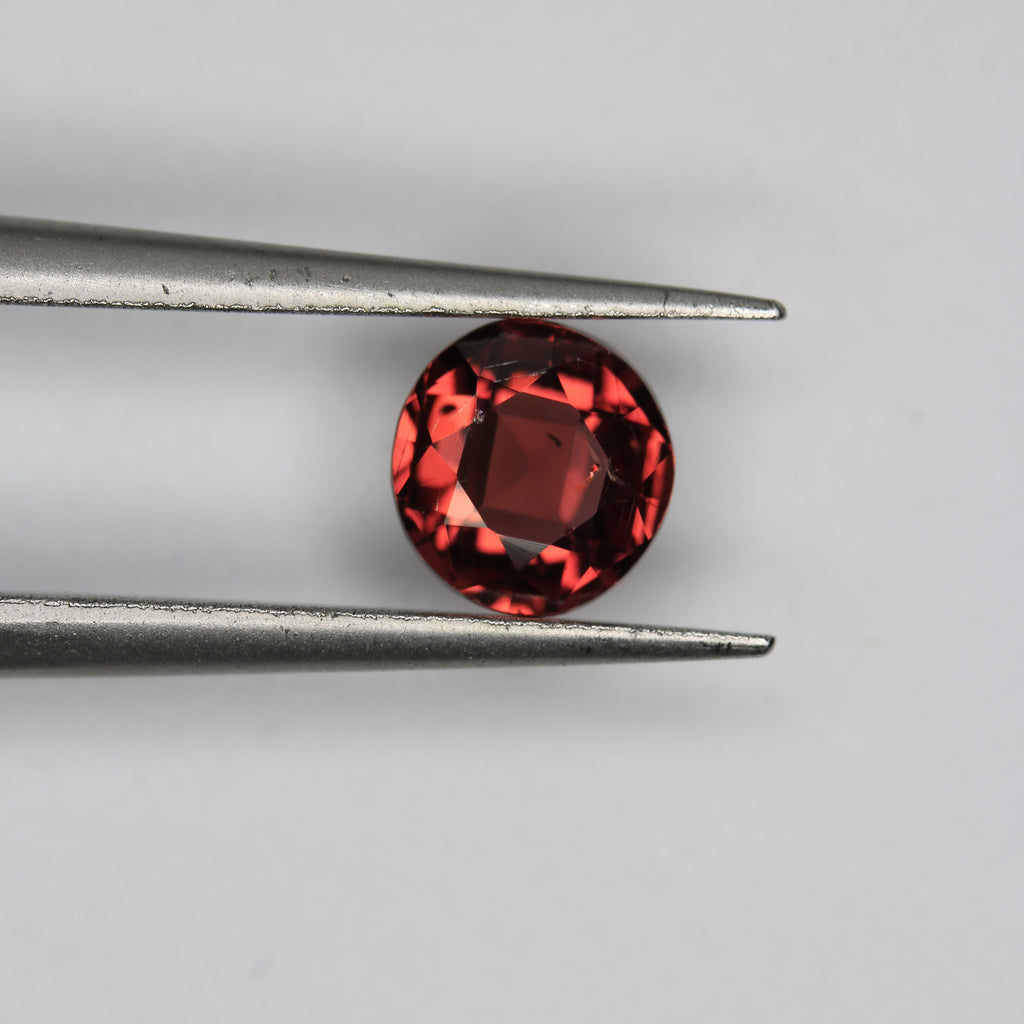 0.85ct Garnet - alternate view 2