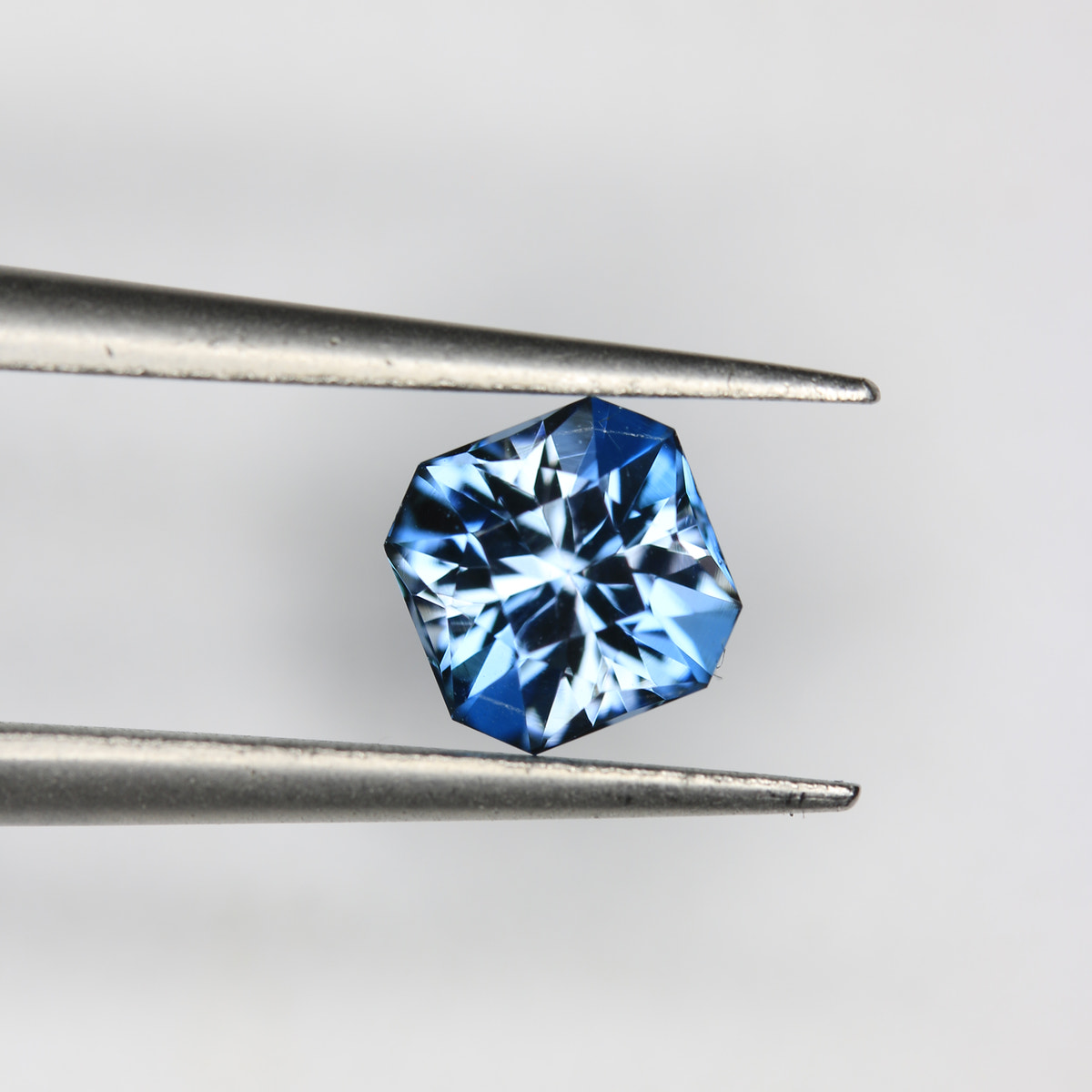 0.85ct Topaz London Blue - alternate view 3