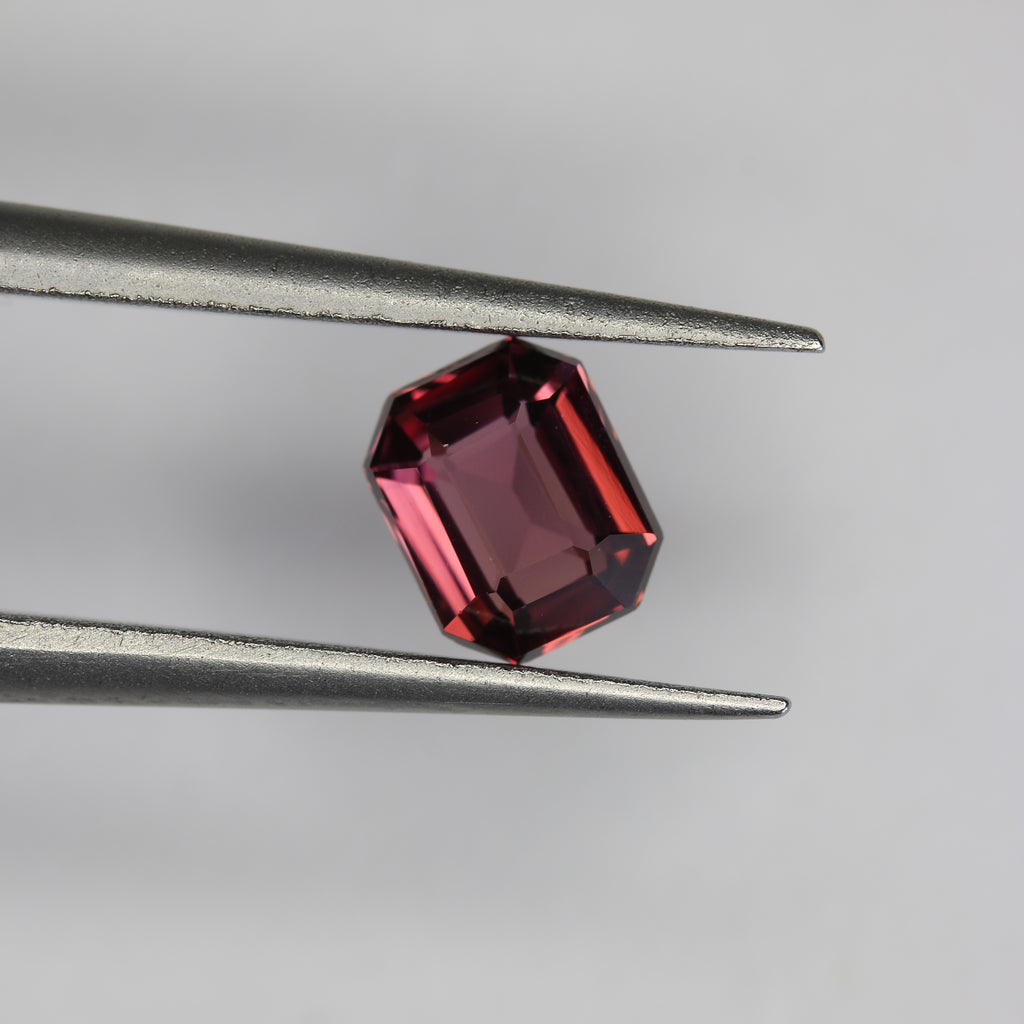 0.8ct Garnet - alternate view 2