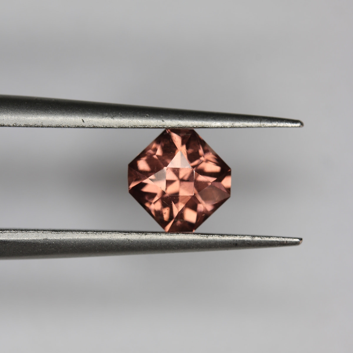 0.95ct Garnet - alternate view 2