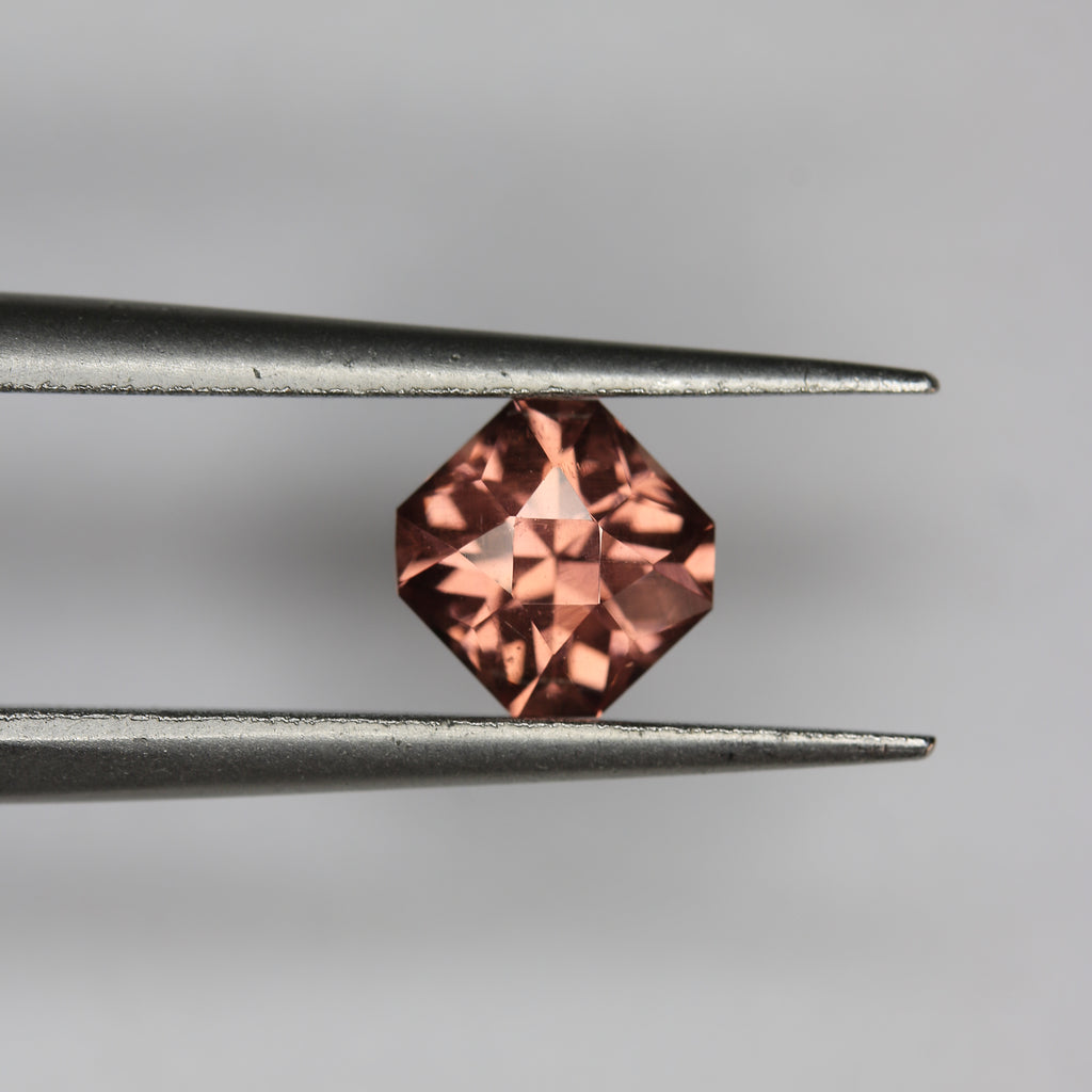 0.95ct Garnet - alternate view 2