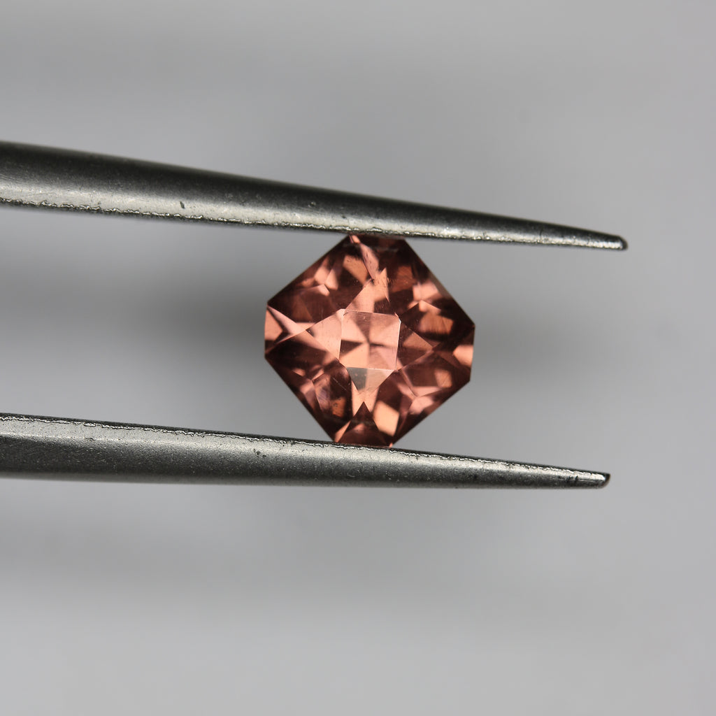 0.95ct Garnet - alternate view 3