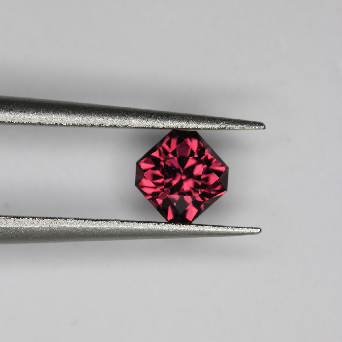 0.95ct Garnet - alternate view 2