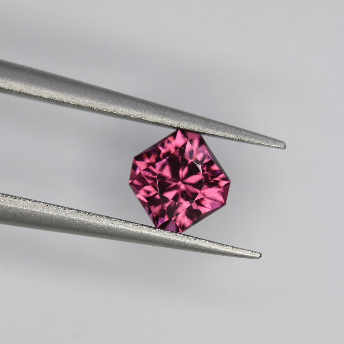 0.95ct Garnet - alternate view 2