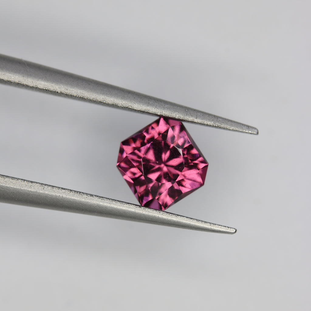 0.95ct Garnet - alternate view 2