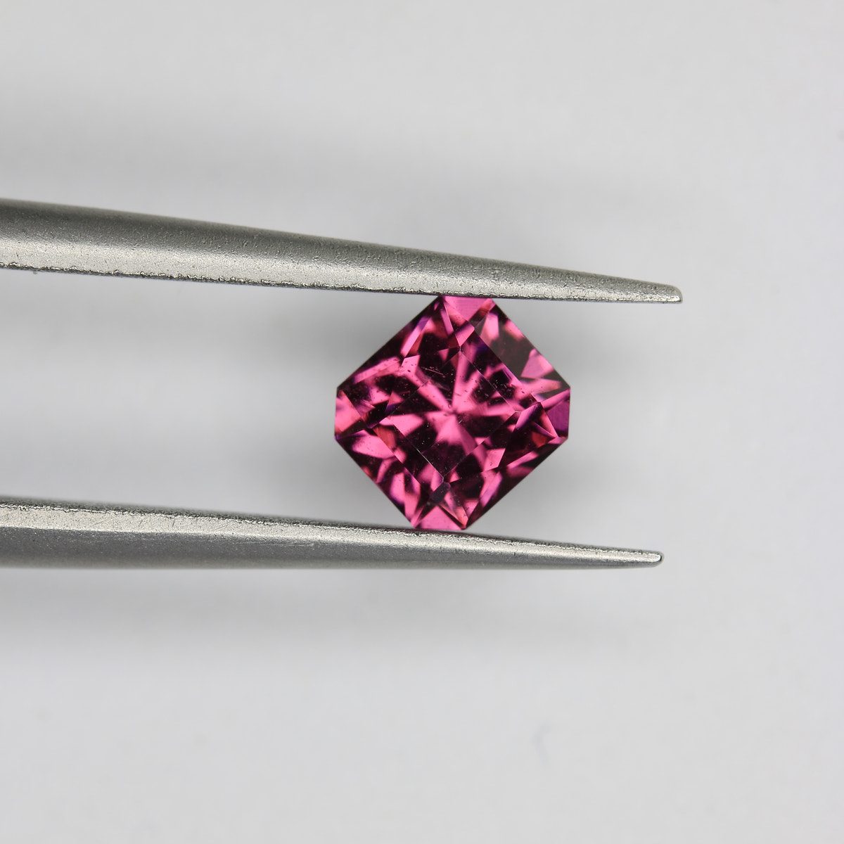 1.045ct Garnet Pink