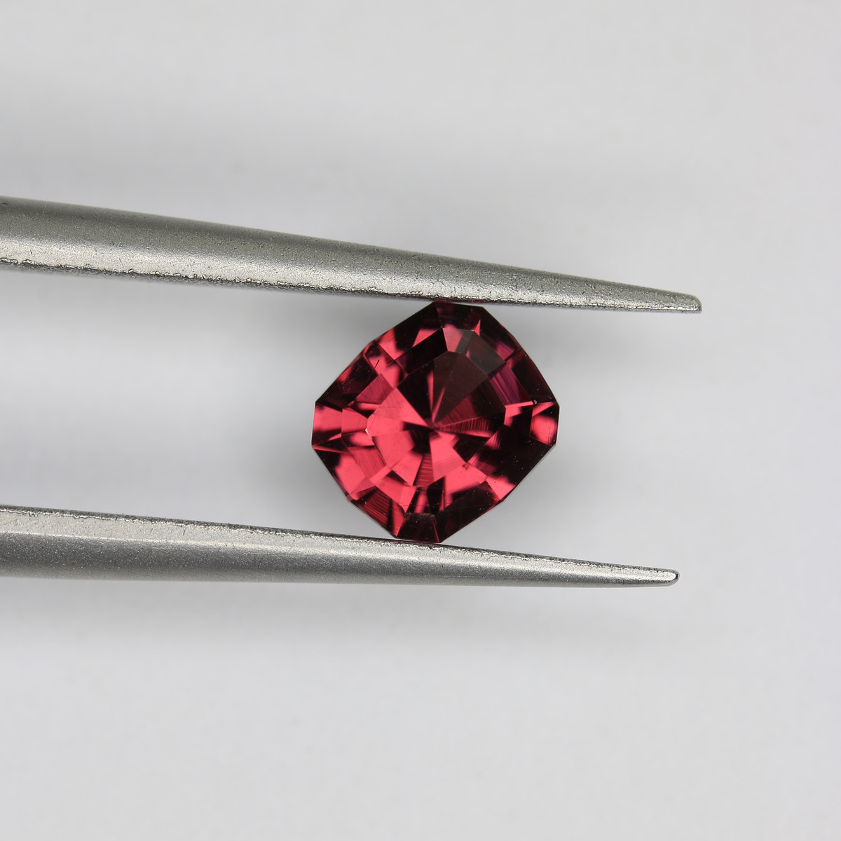 1.05ct Garnet - alternate view 2