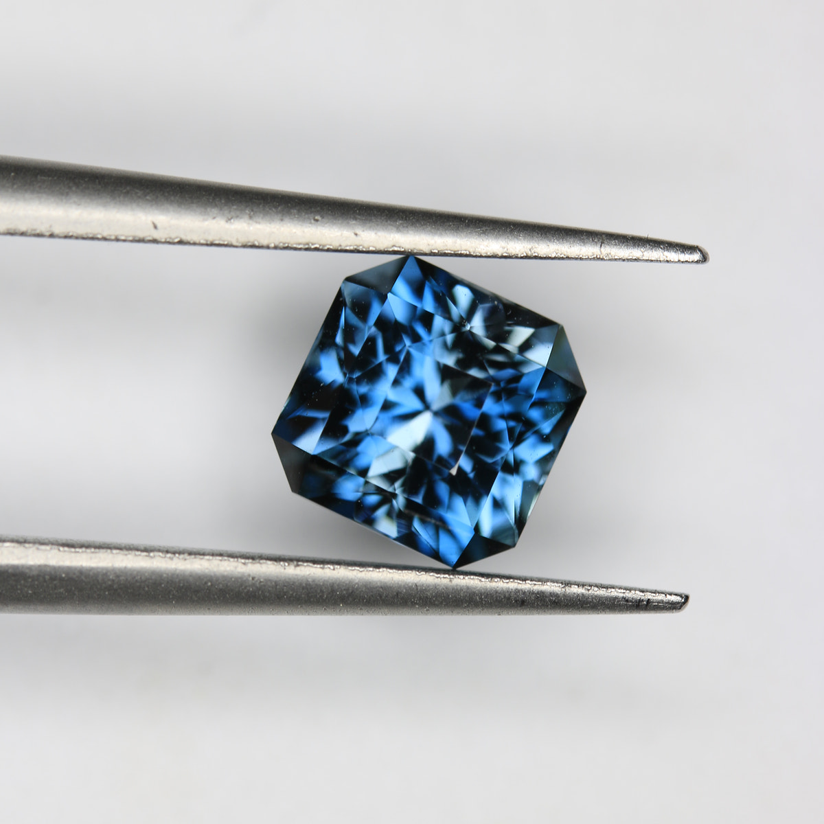 1.55ct Topaz London Blue - alternate view 4
