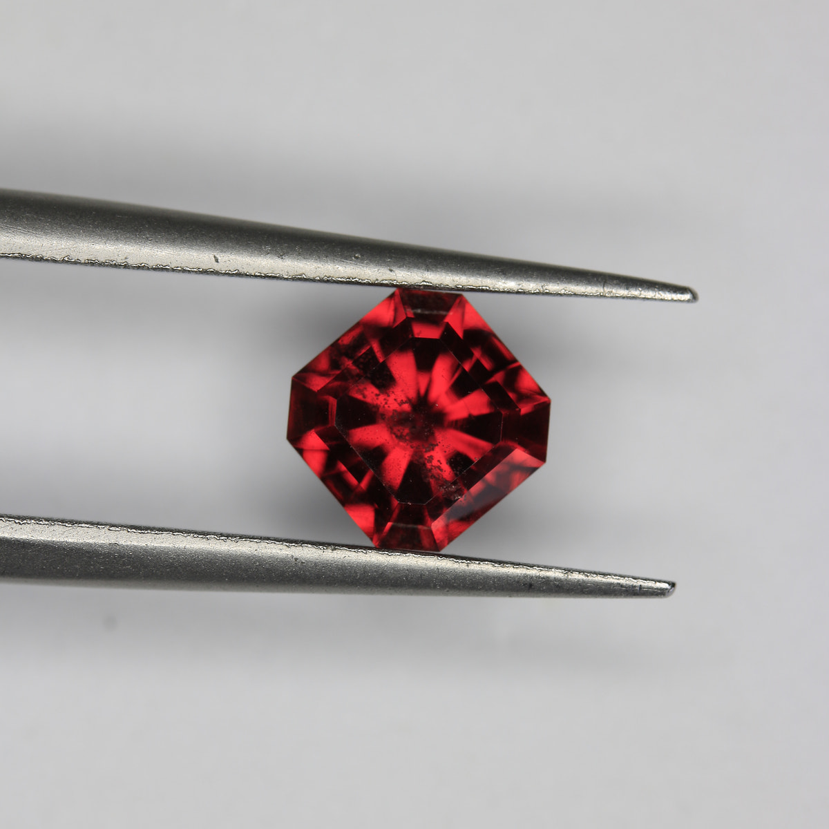 1.5ct Garnet - alternate view 2