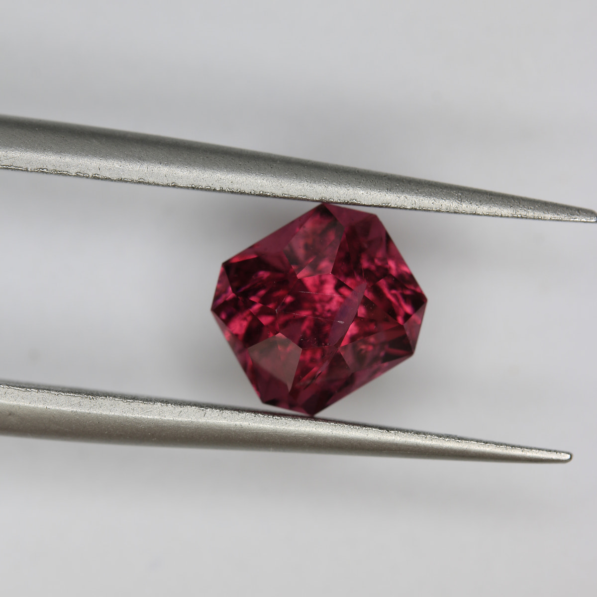 1.9ct Garnet - alternate view 2