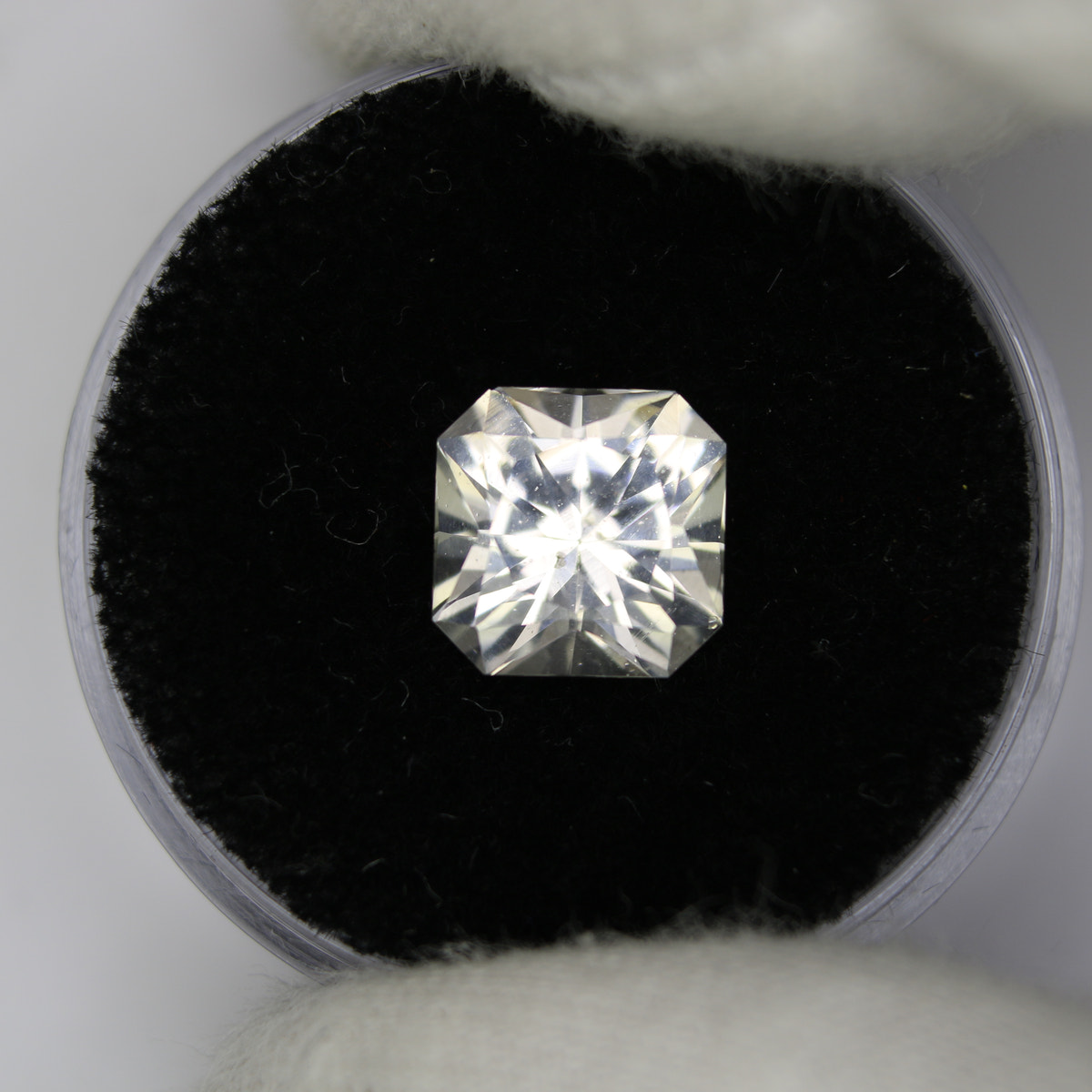 3.18ct Topaz white