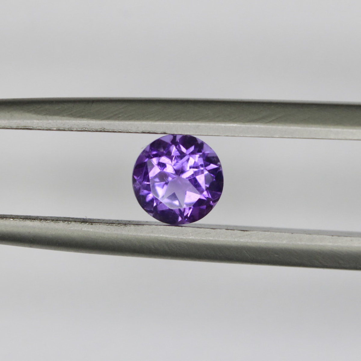 0.5ct faceted Amethyst gemstone - alternate view 2