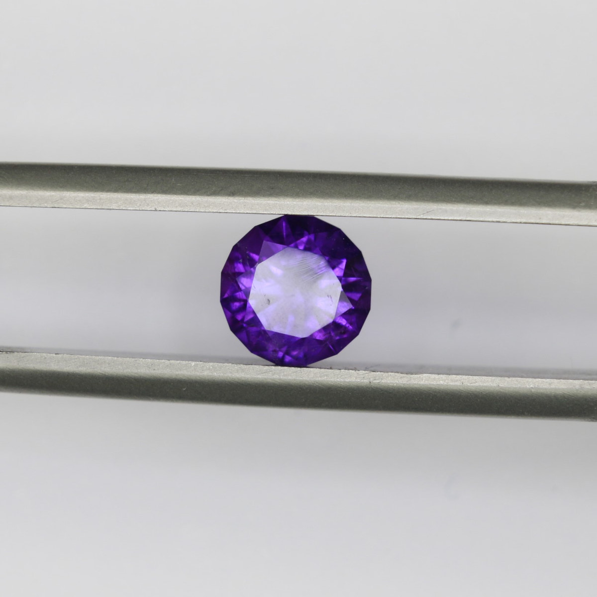 0.89ct faceted Amethyst gemstone - alternate view 3