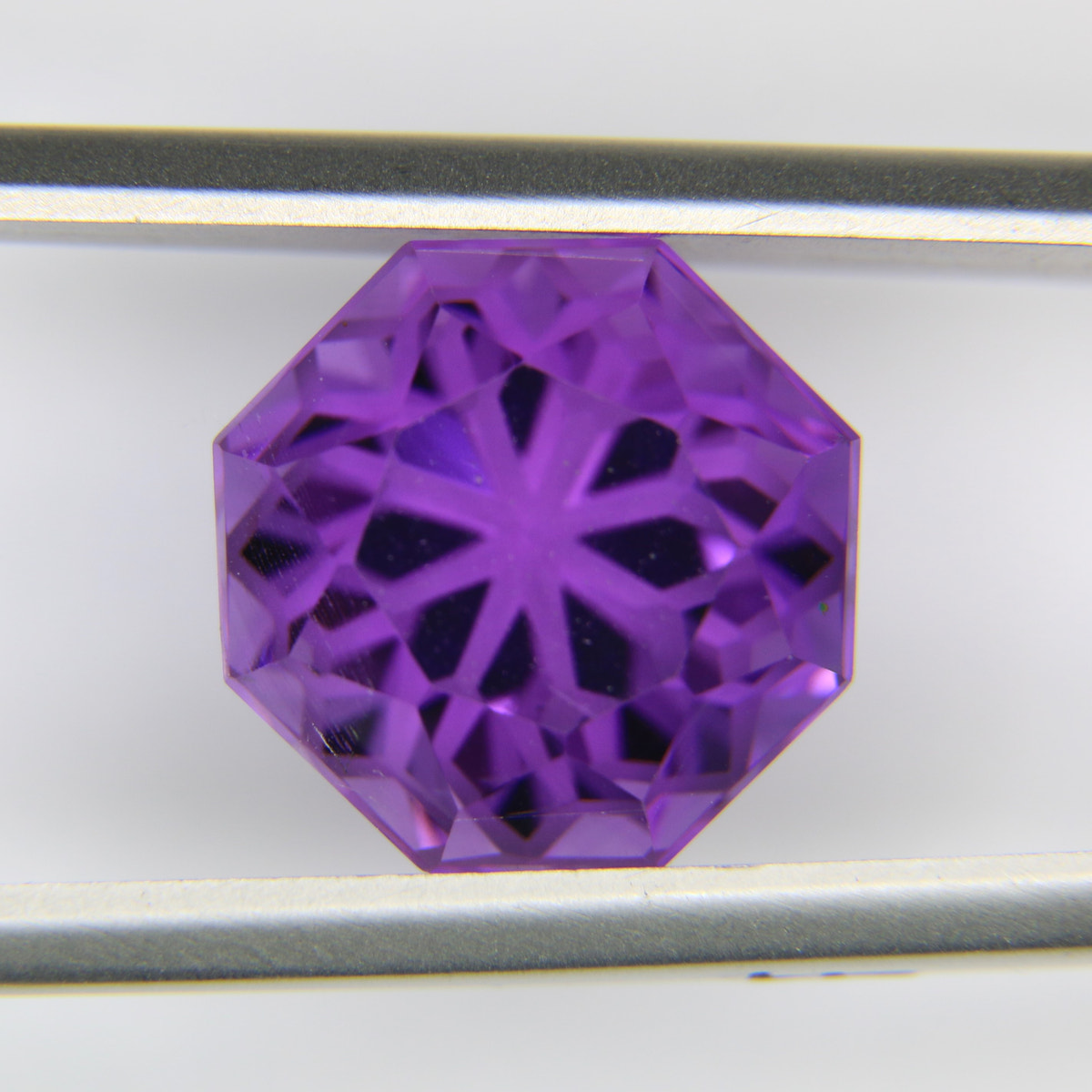 8ct faceted Amethyst gemstone - alternate view 2