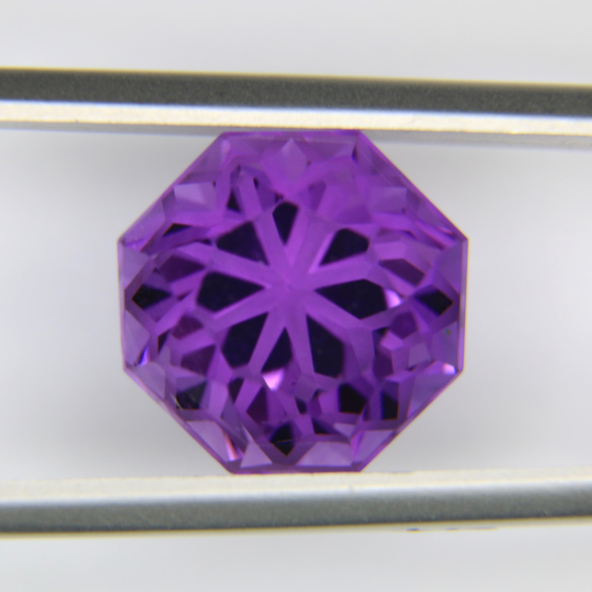 8ct faceted Amethyst gemstone - alternate view 3